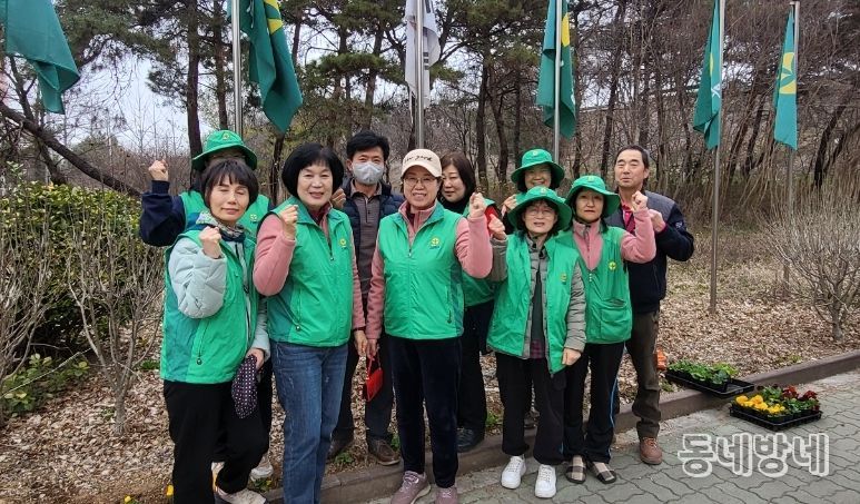 국우동 새마을부녀회 봄꽃 식재 및 새봄맞이 대청소 실시