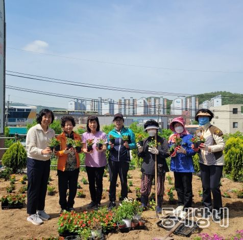 대구 북구 관문동 지역 주민, 쓰레기 불법투기 지역에 화단 조성