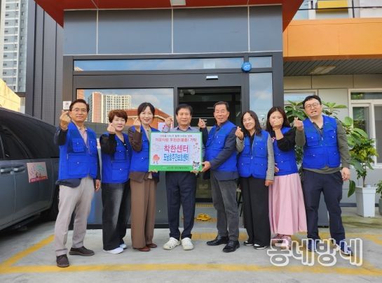 대구 북구 국우동 지역사회보장협의체, 도남효주간보호센터에 착한센터 현판전달