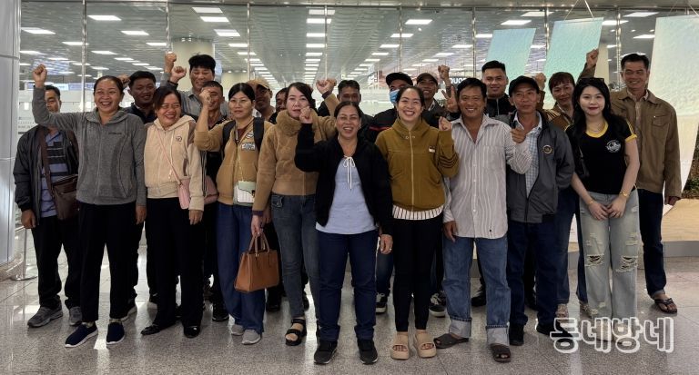 영천시는 지난 10일 김해국제공항으로 입국한 20명의 베트남 계절근로자를 대형버스를 지원해 영천시로 인솔했다고 밝혔다.