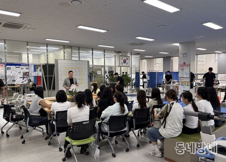 김석환 스포츠과학연구원장이 3일 오전 연구원에서 광주여대 자원봉사 인력들을 대상으로 최종(5차) 리허설을 진행하고 있다.