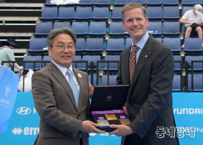 강기정 광주광역시장이 12일 5·18민주광장 특설경기장에서 그레그 이스턴 세계양궁연맹(WA) 신임 회장으로부터 대회 성공 개최 감사의 선물을 전달받고 있다. /광주광역시 제공