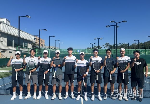 김포시청 테니스팀이 양구군청 테니스 선수팀과 단체사진을 찍고 있다.