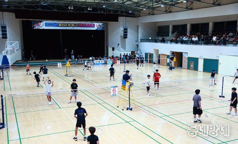 (울진군, 종목별 군수기 체육대회 본격 시작)초중고 배드민천대회에서 청소년 선수들 경기를 펼치고 있다
