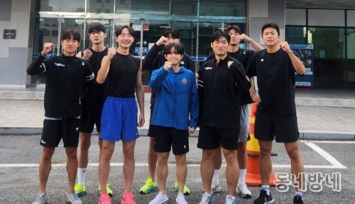 김포시청 태권도선수단이 단체사진을 찍고 있다.