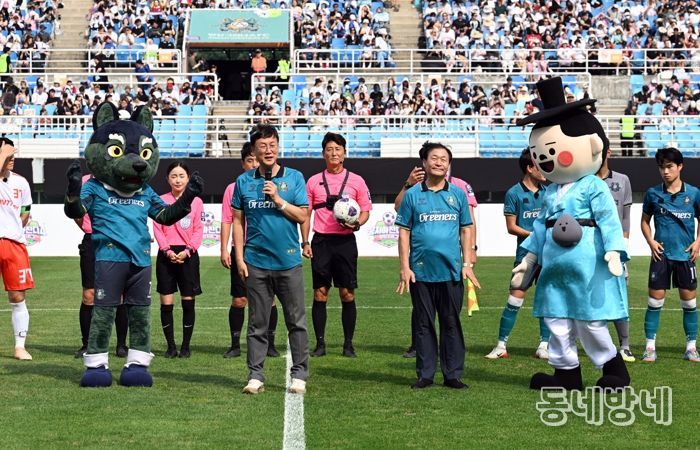 이민근 안산시장이 대부포도 축제 개막식에서 인사발언을 하고 있다.