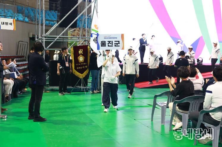 지난 9월 19일부터 21일까지 김천시 일원에서 열린 제35회 경북도민생활체육대축전에 출전한 울진군 선수단이 입장하고 있다
