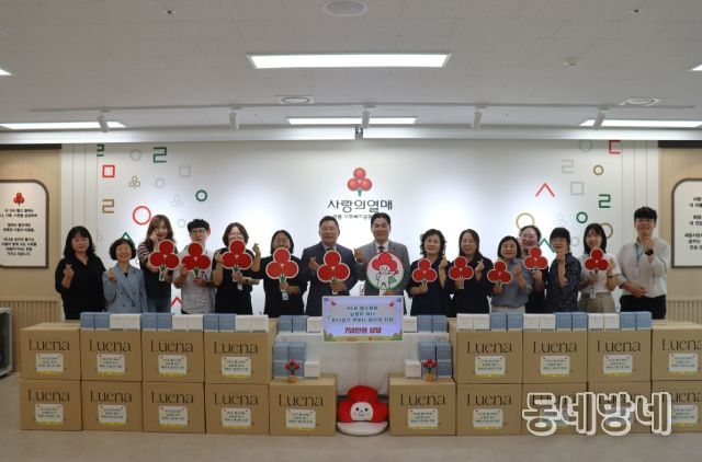 보람종합복지센터 2층 세종사랑의열매 명예의전당에서 HLB헬스케어 이너생각 루에나 여성위생용품 전달식이 진행되고 있다.