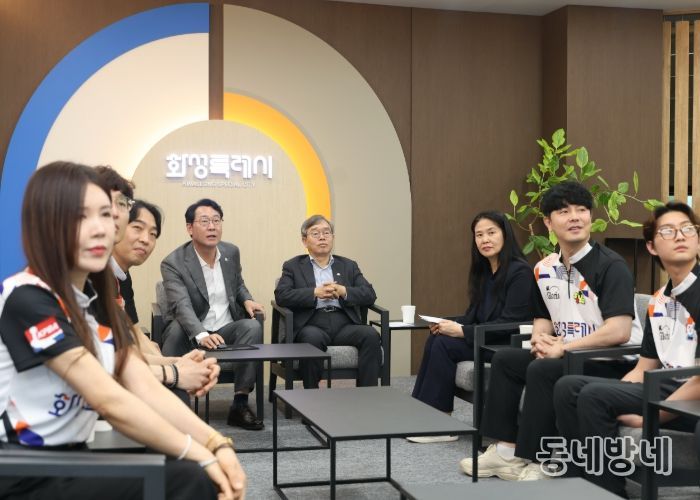 정명근 화성특례시장이  볼링선수들과 간담회를 하고 있다