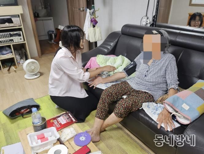 인주면 찾아가는 보건복지팀이 ‘건강 플러스 사업’을 통해 대상자의 혈압을 측정하고 상담을 진행 하는 모습