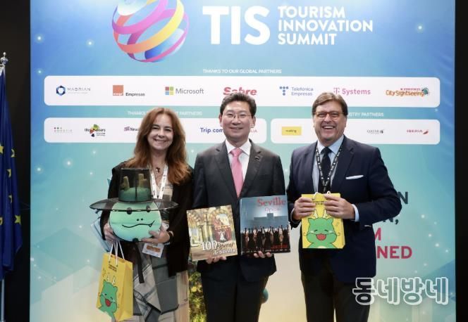 스페인 세비야 피베스(FEBIS)에서 이상일 시장(가운데)과 안토니오 카스타뇨 세비야시 관광청장(오른쪽)이 기념품 전달 후 기념 사진을 촬영하고 있다