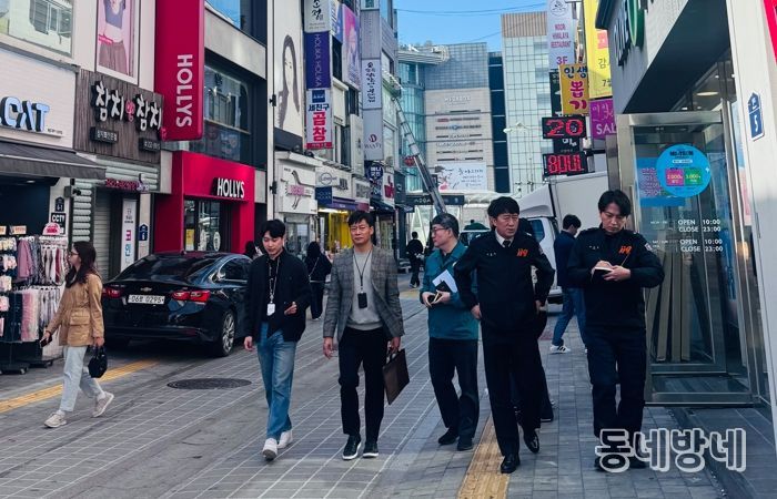 수원역 로데오거리에서 안전점검을 하고 있다.