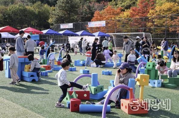 도봉구 지역 아이들이 ‘도담도담 놀이터’에서 장난감을 가지고 즐거운 시간을 보내고 있다.