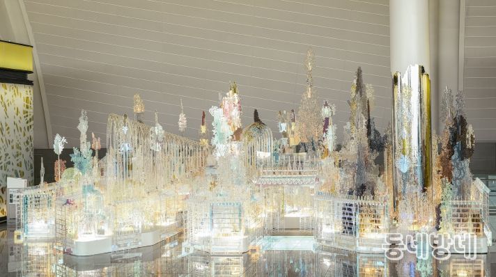 인천공항공사는 경기문화재단과 협력해 내년 3월 25일까지 제2여객터미널 탑승구역 222게이트 부근 전시공간에서 《기억의 정원》 전시를 선보인다고 밝혔다. 사진은 전시장의 전경 모습