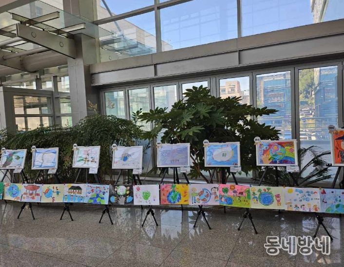 포항시는 지역 어린이집 원아들이 그린 ‘APEC-작은 손이 만드는 큰 내일’ 수상작을 이달 27일부터 11월 7일까지 포항시청 2층 로비에 전시하고 있다.