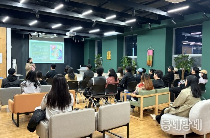 수성구보건소가 운영하는 ‘함께해서 행복한 출산 준비 교실’에서 임신부와 배우자들이 강의를 듣고 있다.