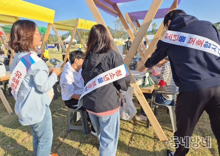 강진군이 강진만 춤추는 갈대축제장에서 아동학대 예방 및 청소년 유해환경 개선 캠페인을 진행했다.