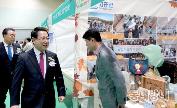 김영록 전라남도지사가 31일 화순 하니움문화스포츠센터에서 열린 2025 전남도 마을공동체 한마당 행사에서 우수사례 시군 부스를 둘러보고 있다.