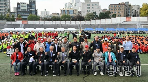 오세훈 서울시장이 31일(금) 오전 용산구 효창운동장에서 열린 '제25회 시니어올림픽'에서 참석자들과 기념촬영을 하고 있다.