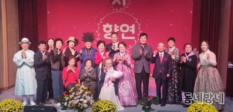 지난 10월 30일 개최된 감성 시낭송회 참여자들의 단체 사진