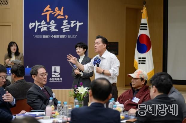 이재준 시장이 행궁동 새빛만남에서 이야기를 하고 있다.