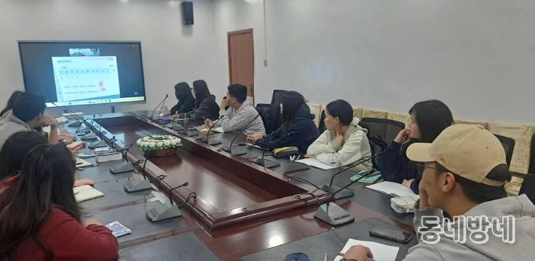 헙스걸 현지 학생들이 온라인 한국어 교육을 수강 중이다