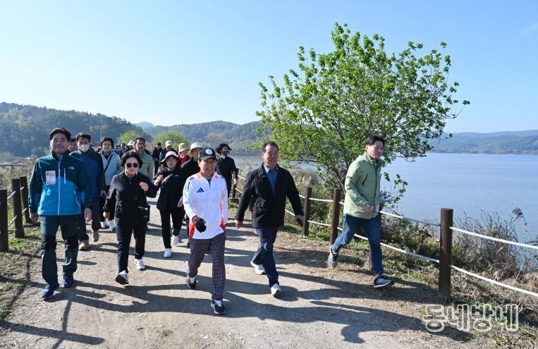 성낙인 창녕군수(오른쪽 세 번째)가 지난해 우포늪 생명길 걷기대회에서 참가자들과 함께 걷고 있다.