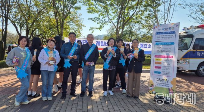 곡성군 심청어린이대축제에 방문하여 드림스타트 사업을 홍보하고 있는 곡성군 및 유관기관 관계자들