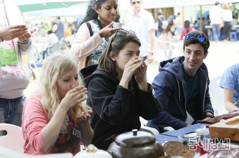 ‘보성녹차’ 2025 APEC 한중 정상회담 국빈 만찬에 올라_외국인 관광객들이 보성녹차를 마시고 있다