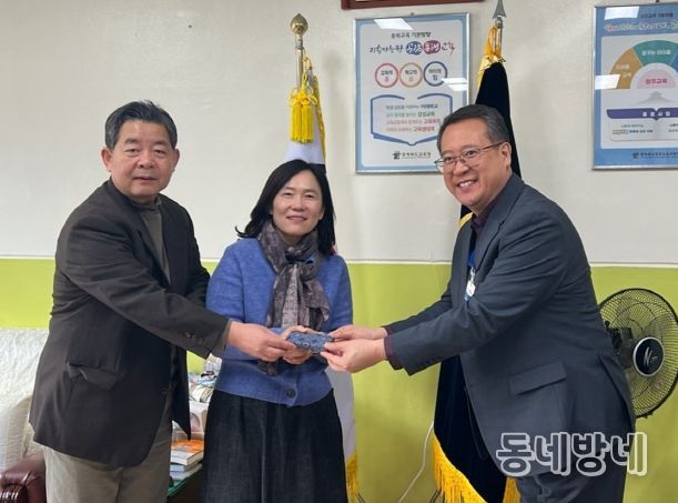 청주시립합창단, 학교 교가 업그레이드 ‘교가 드림’ 진행. 사진(왼쪽부터 이민영 청주시립합창단 예술감독 겸 상임지휘자, 윤남용 문예운영과장, 정성용 청주중앙여고 교장)