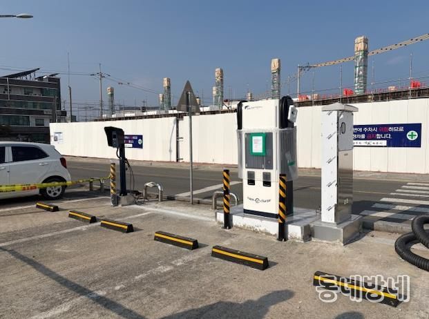 지상 설치된 전기충전시설 사진