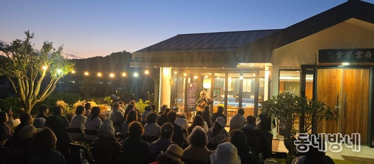 초대가수 이두헌이 ‘다정한 밤 콘서트’를 열고 있다.