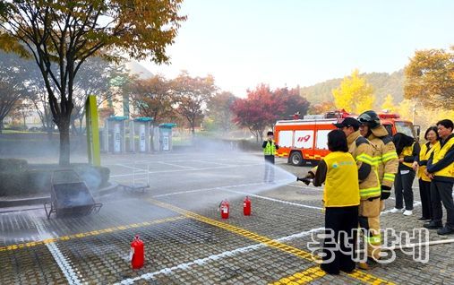 인천어린이과학관은 4일 인천계양소방서 장기 119안전센터 소속 소방관과 자위소방대원 약 40명이 참여한 가운데 합동 소방훈련을 실시했다.