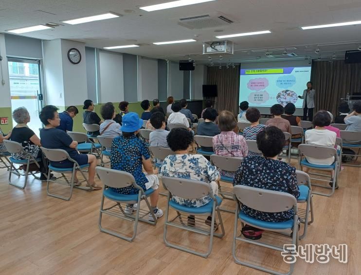 노년기 의약품 안전 사용 교육하는 모습