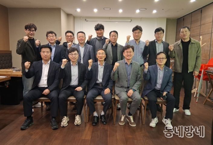 아산시·천안시와 생활권 현안 공유 및 상생협력 논의(첫 번째 줄 왼쪽에서 세 번째 방효찬 아산시 도시개발국장, 네 번째 이경열 천안시 도시주택국장)