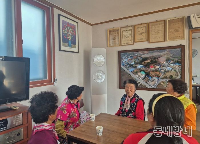 가전제품 구입비 지원으로 경로당에 새로 설치된 에어컨