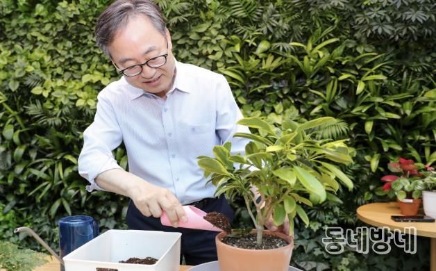 유성훈 금천구청장이 금천정원지원센터에서 화분에 흙을 채워주며 식물을 돌보고 있다