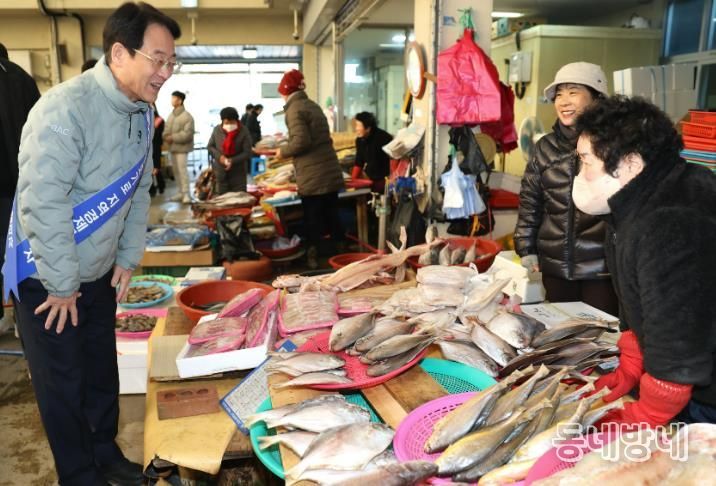 강진원 강진군수가 강진읍시장을 찾아 상인들과 얘기를 나누고 있다.