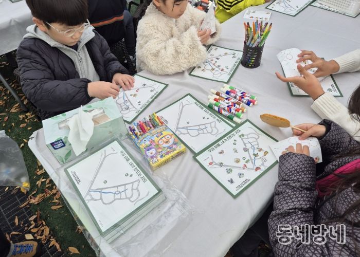 ‘우리 마을 지도’ 만들기에 참여한 어린이들