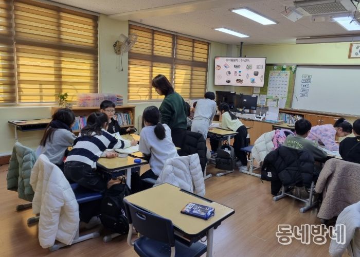 지역 시민이 직접 디지털 윤리 강사로 참여하는 '디지털 윤리 교실'이 진행되고 있다.