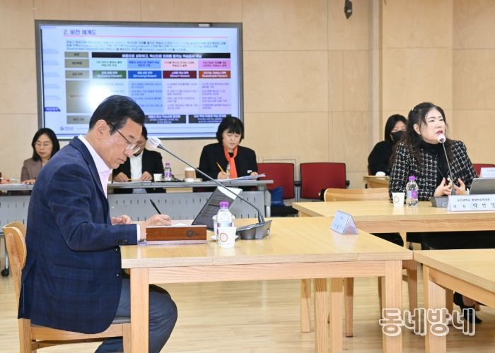 11월 6일 시청 상황실에서 열린 하남시 평생교육 중장기 발전계획 중간보고회에서 이현재 하남시장을 비롯한 관계자들이 회의에 참여하고 있다.