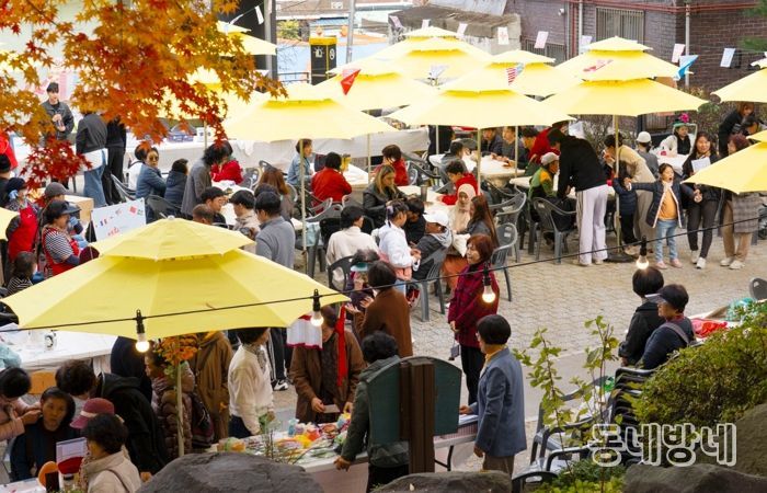 대전 대덕구가 8일 대화어린이놀이터(대화1길 38) 일원에서 ‘2025 대화 어울림 문화장터·축제’를 개최한 가운데 주민들이 다양한 체험 프로그램을 진행하고 있다.