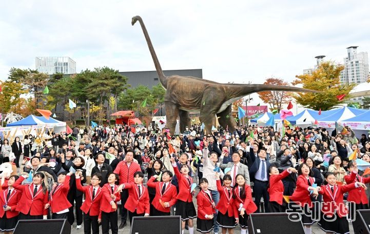 ‘2025 울산 종갓집 온마을교육축제’가 8일 공룡발자국 공원에서 김영길 중구청장, 박경흠 중구의회 의장, 천창수 시교육감, 구의원, 마을교육공동체, 학생 등이 참석한 가운데 열렸다.