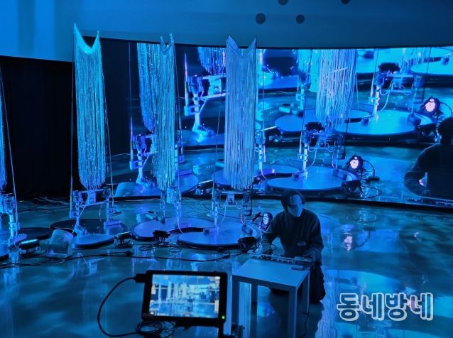 권병준 작가가 프리뷰 퍼포먼스를 진행하고 있다.