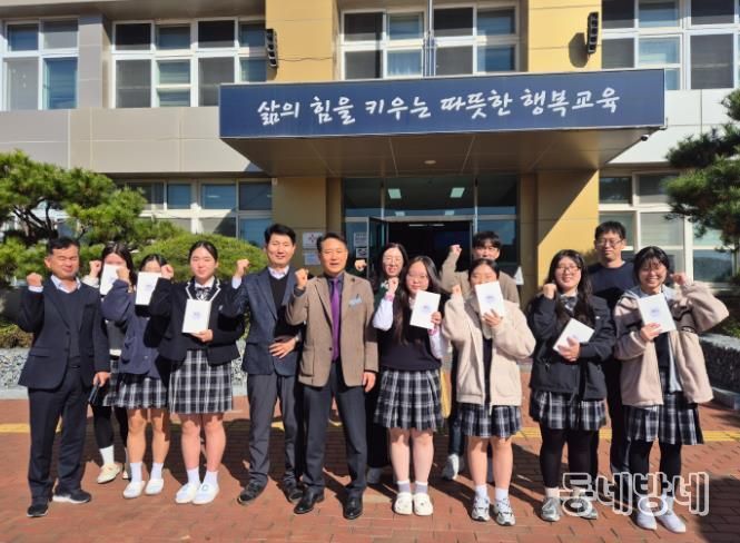 영덕교육지원청, 고 3 수험생 격려품 전달