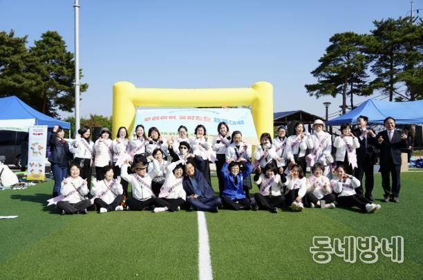 이승로 성북구청장(앞줄 왼쪽 다섯 번째)과 체육대회 참가자들이 기념촬영을 하고 있다