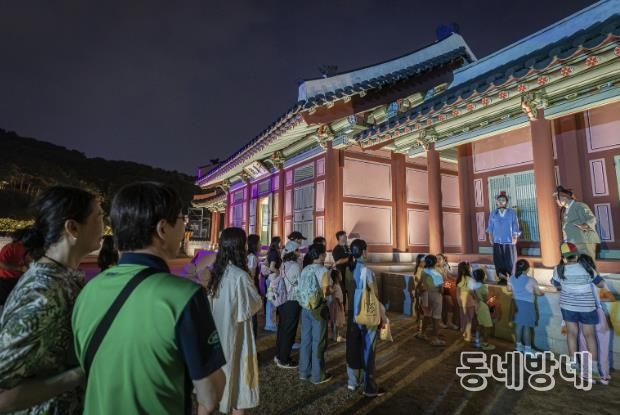 수원화성 태평성대 ‘주민 배우와 함께하는 고궁 산책’ 프로그램을 진행하고 있다.