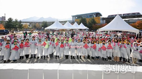 김동근 시장이 11월 11일 ‘제20회 김장나누기 행복곱하기’ 행사에서 참여자들과 기념사진을 찍고 있다.
