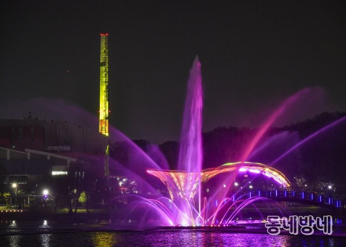 김포시가 도시재생 및 야간정책에 선도적으로 나서고 있다. 올해 6월 산업시설 넘어 공공예술작품으로 재탄생한 김포한강자원화센터굴뚝에서 개최된 야외공연 사진