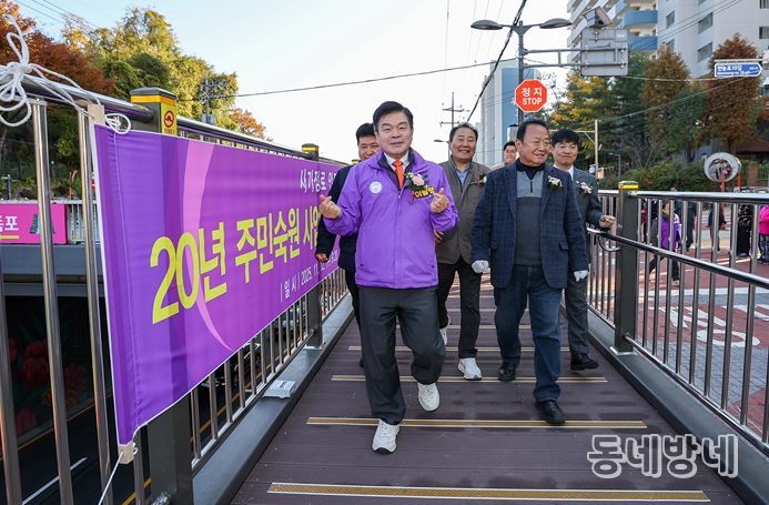 이필형 동대문구청장이 새로 조성된 사가정로 안전보행로를 걸으며 현장을 점검하고 있다